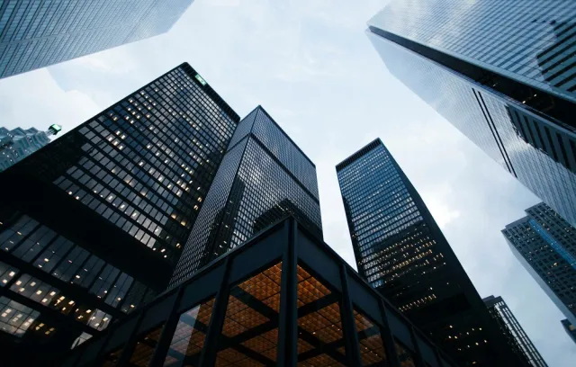 Foto de edificios estadounidenses con fondo azul