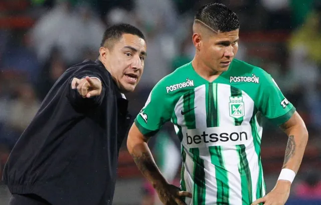 Foto de un director técnico señalando a un jugador