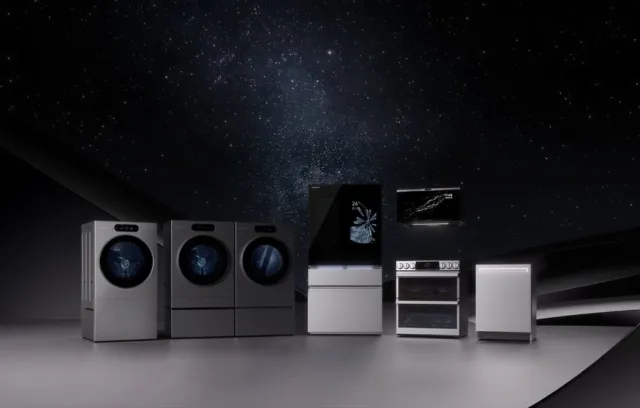 Foto de varios electrodomésticos blancos sobre un fondo negro