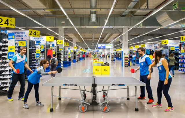 Foto de empleados jugando en una mesa de ping pong