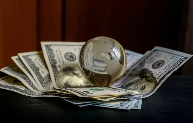Foto de fajos de billetes con una gola de cristal en la mitad