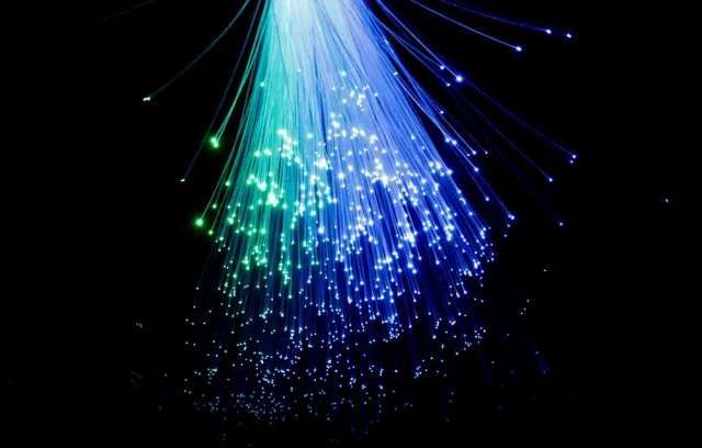 Foto de fibra optica de colores verdes y azules