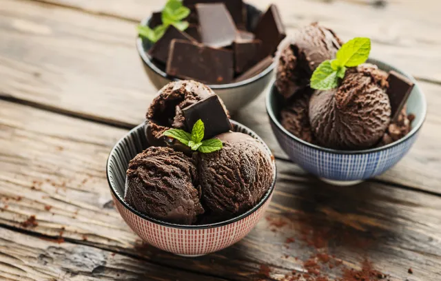 Foto de helados de chocolate con una hoja de menta 