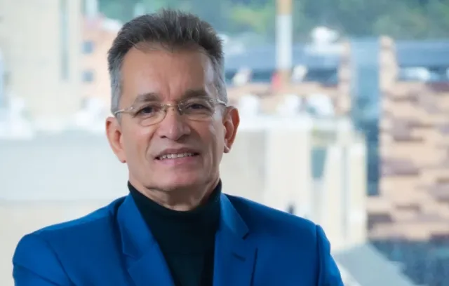 Foto de un hombre con traje azul mirando a la cámara