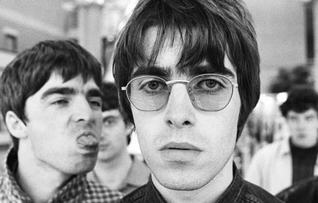 Foto de la agrupación oasis en blanco y negro