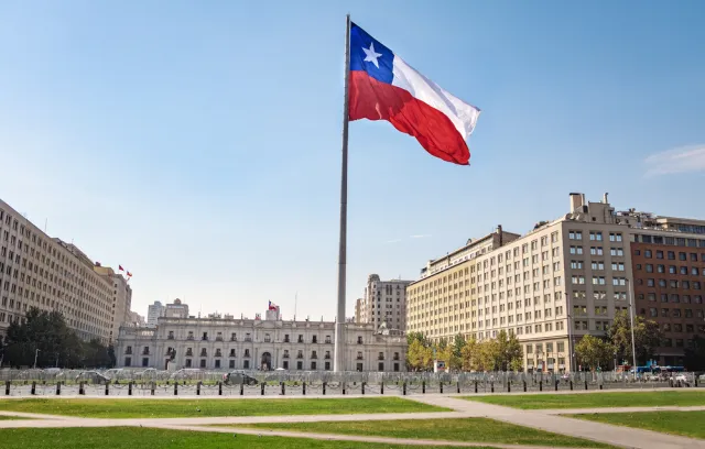 Foto de la bandera de chile en la plaza central