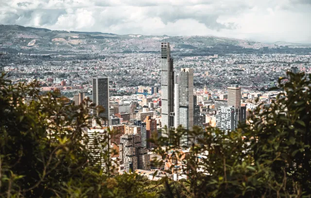 Foto de la ciudad de bogotá reodeado por arboles