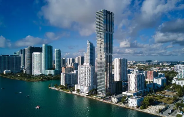 Foto de la ciudad de miami, se muestran los altos edificios y el mar