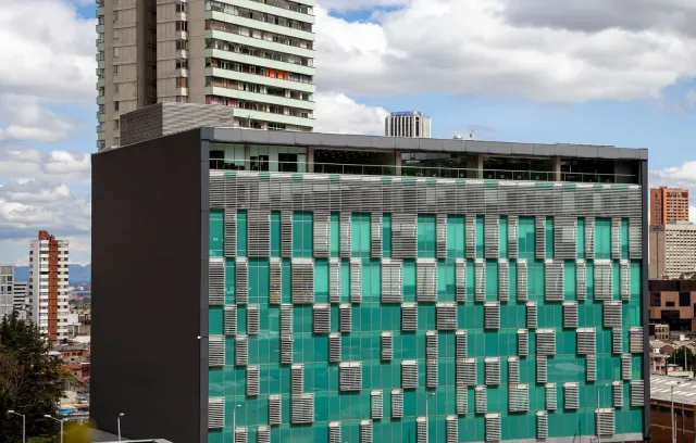 Foto de la fachada de la facultad de administración de la universidad de los andes