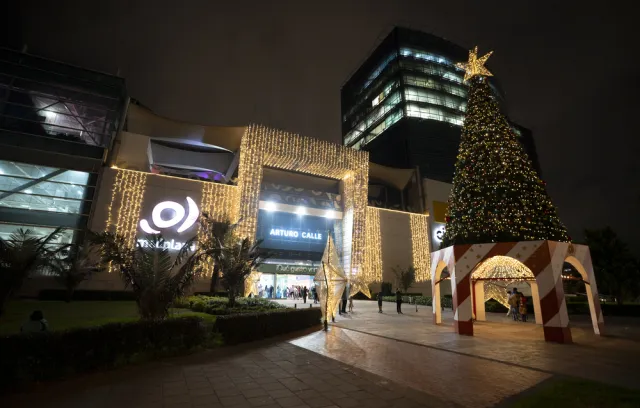 Foto de la fachada de un centro comercial con un arbol de navidad