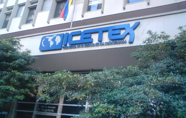 Foto de la fachada de un edificio que dice icetex