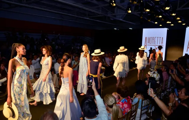Foto de varias personas en una pasarela