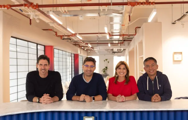 Foto de la junta de Bold, cuatro personas sentidas frente a la cámara con una mesa de por medio