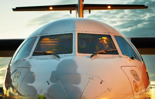 Foto de la parte frontal de un avión