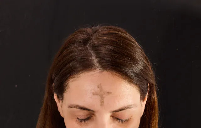 Foto de mujer con una cruz en la frente