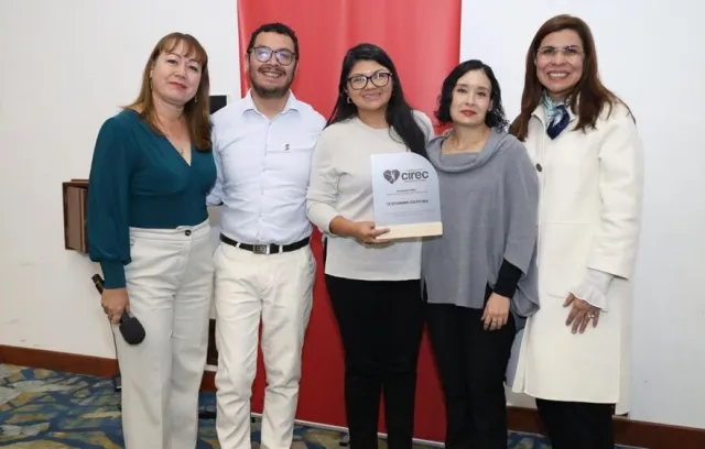 Foto de mujeres y un hombre posando para la cámara