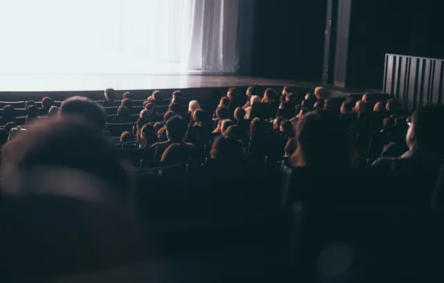 Foto de público en un evento, están de espaldas
