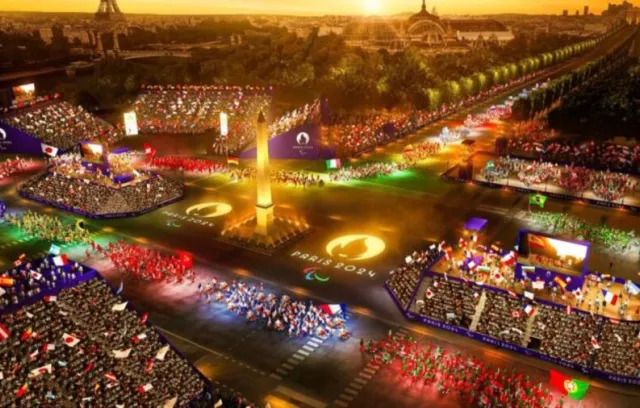 Foto de paris con varias luces de colores