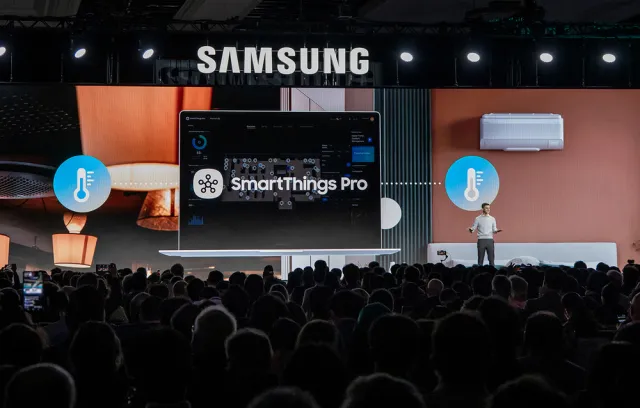 Foto de personas exponiendo sobre Samsung