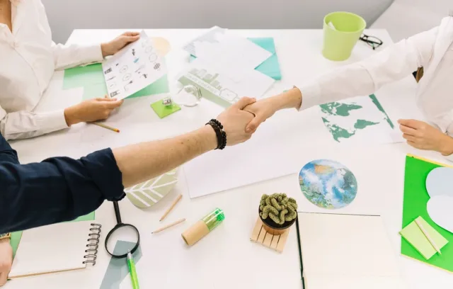 Foto de schneider electric  de una persona elaborando un plano