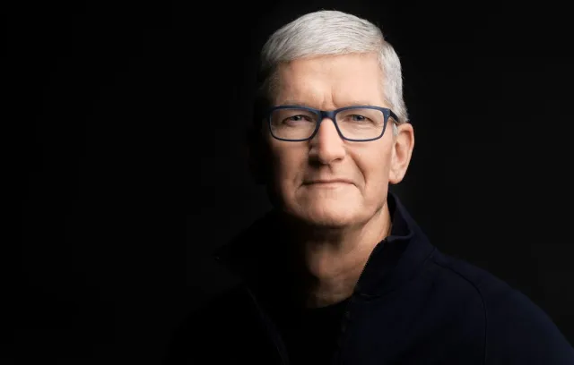 Foto de tim cook con un fondo negro