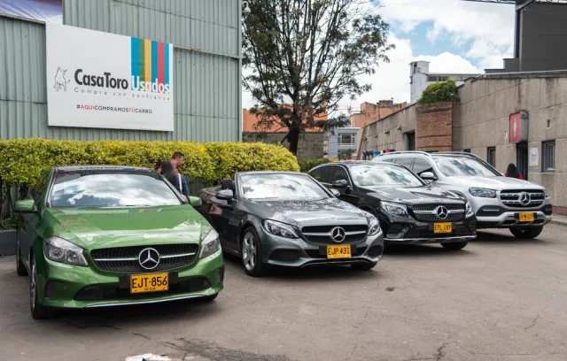 Foto de tres carros sobre una bahía de diferentes colores