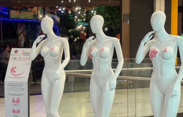 Foto de tres maniquies blancos con figuras rosadas