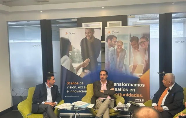 Foto de tres personas reunidas en una sala