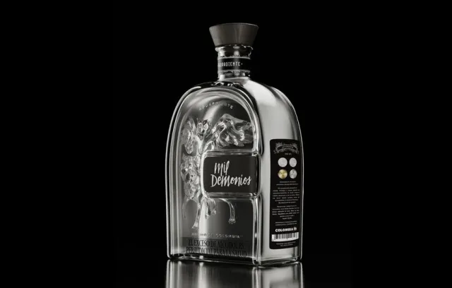 Foto de un aguardiente con color blanco, contrasta con fondo negro