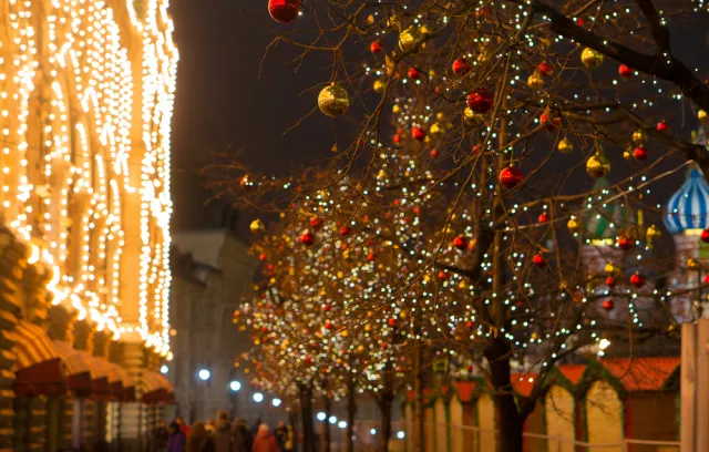 Foto de un arbol de navidad en una calle