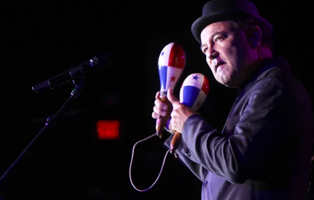 Foto de un artista con dos maracas en la mano