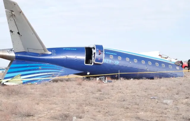 Foto de un avión azul estrellado 