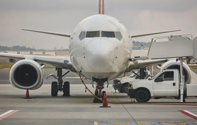 Foto de un avión de frente al que toma la fotografía