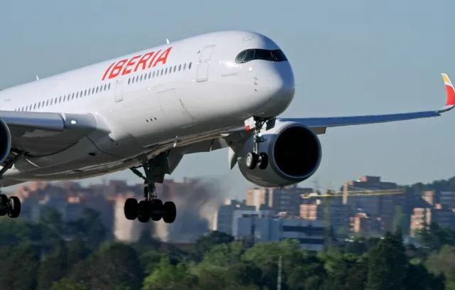 Foto de un avión despegando con una letra que dice iberia