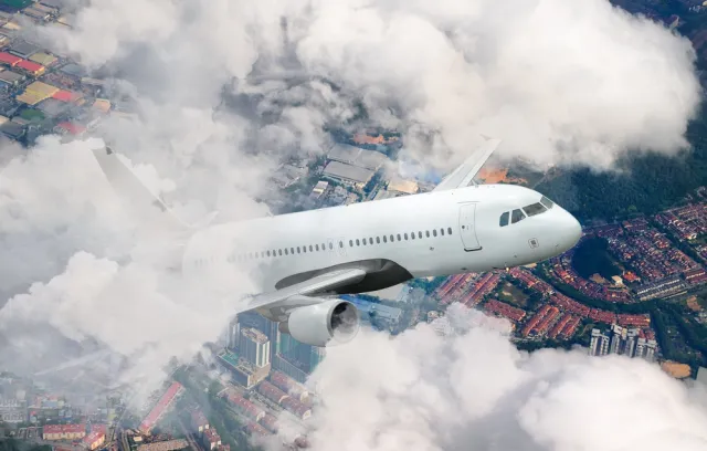Foto de un avion volando por los aires
