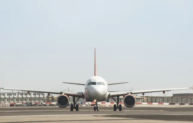 Foto de un avion sobre la pista