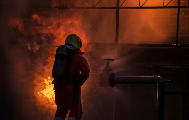 Foto de un bombero apagando un incendio