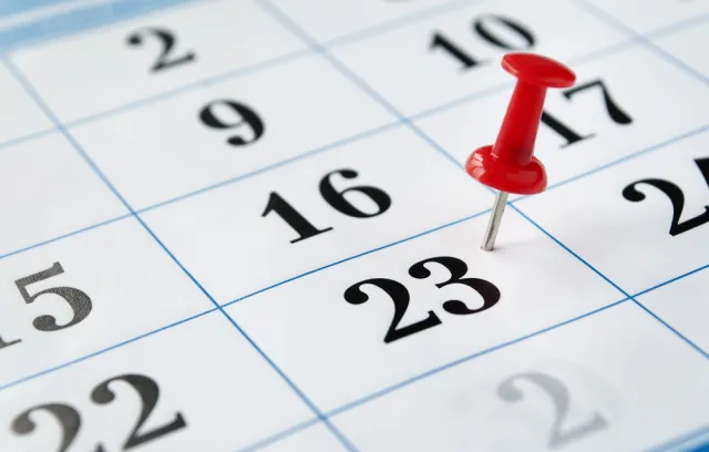 Foto de un calendario con un pin en el numero 23