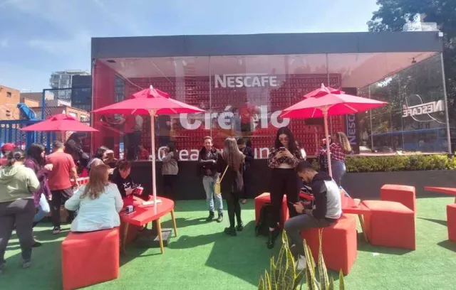 Foto de un camión que dice en su interior créelo, la nueva campaña de nescafé