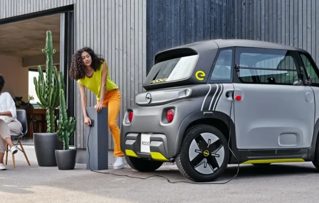 Foto de un carro eléctrico de marca opel