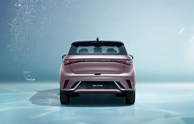 Foto de un carro rosado con un fondo azul