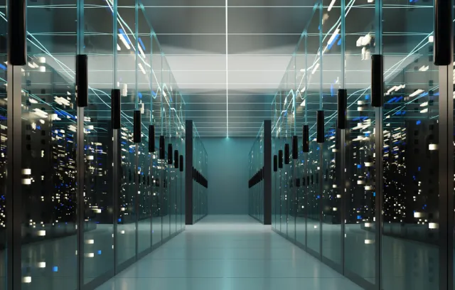 Foto de un centro de datos con tonos de verde y negro
