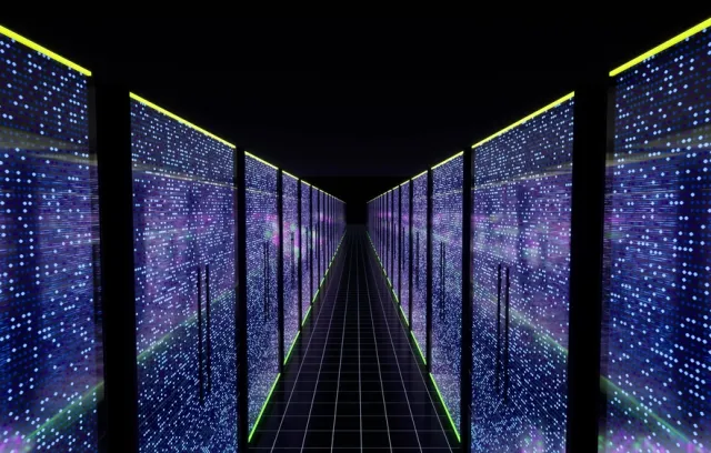 Foto de un centro de datos desde adentro con luces de colores que contastan con la oscuridad