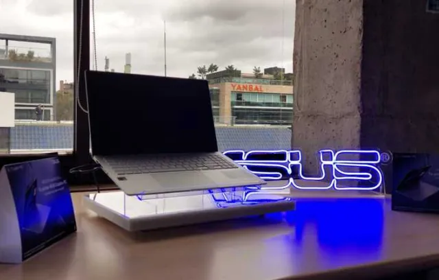 Foto de un computador ASUS  Copilot+PC