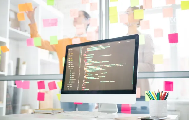 Foto de un computador blanco con unos datos en pantalla