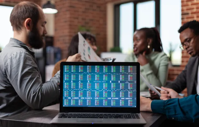 Foto de un computador con datos en la pantalla
