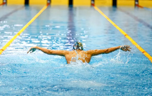 Foto de un deportista nadando en un piscina grande