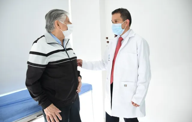 Foto de un doctor asesorando a un cliente en una clínica