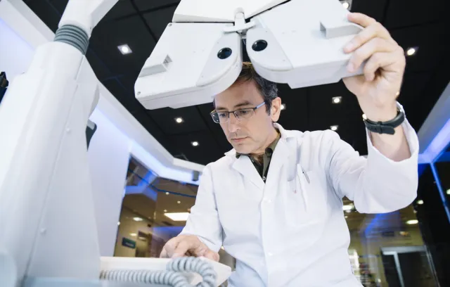 Foto de un doctor examinando unos papeles