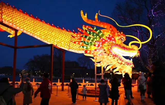 Foto de un dragón lleno de luces, nuevo año lunar